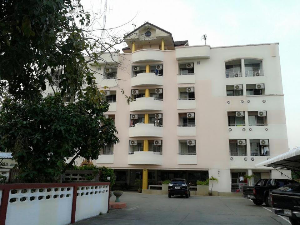 M In Korat Service Apartment Накхонратчасіма Екстер'єр фото