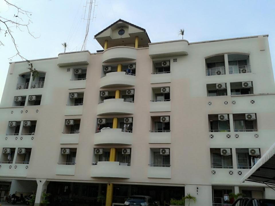 M In Korat Service Apartment Накхонратчасіма Екстер'єр фото