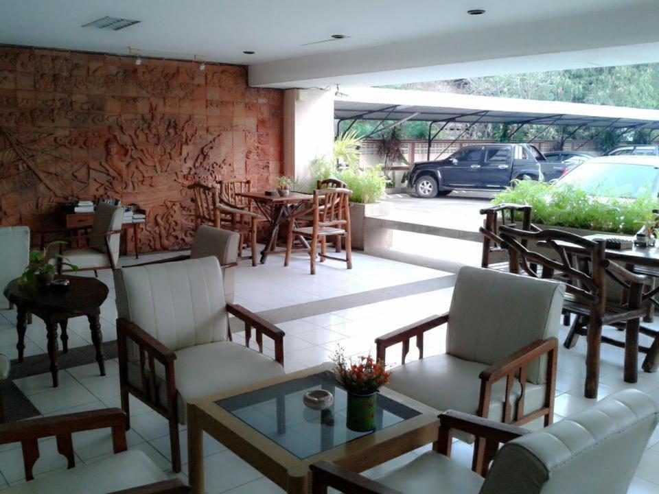 M In Korat Service Apartment Накхонратчасіма Екстер'єр фото